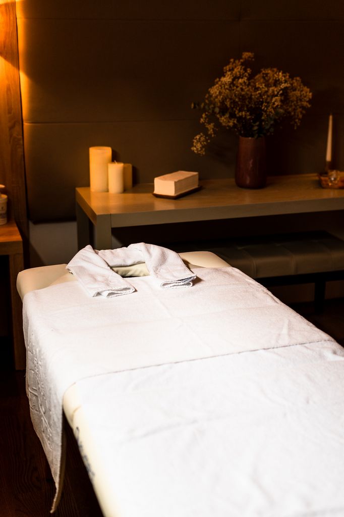 What Are the Wellness Advantages of a Hot Stone Massage Therapy?